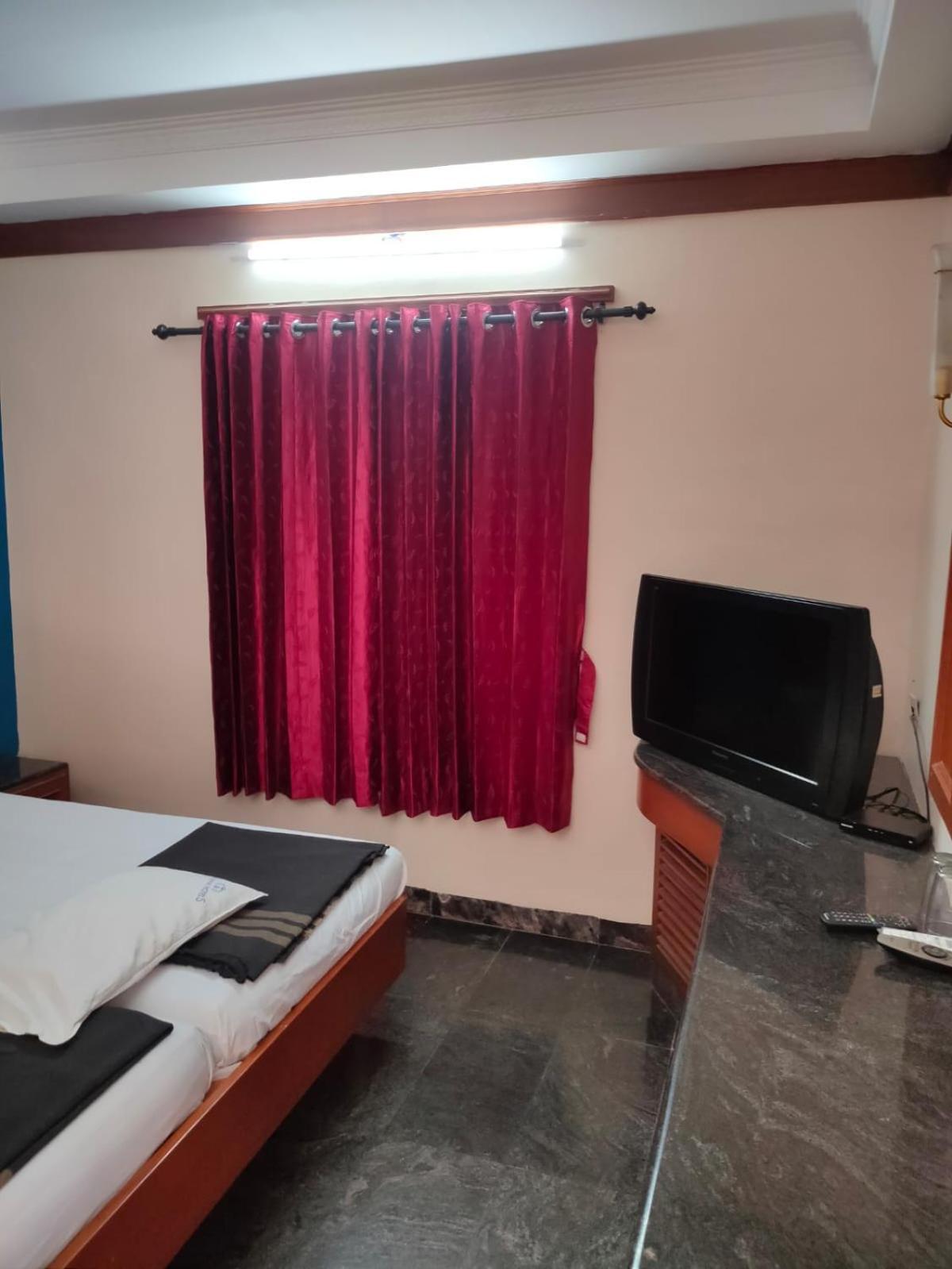 Anjana Hotels Theni Allinagaram Exterior foto